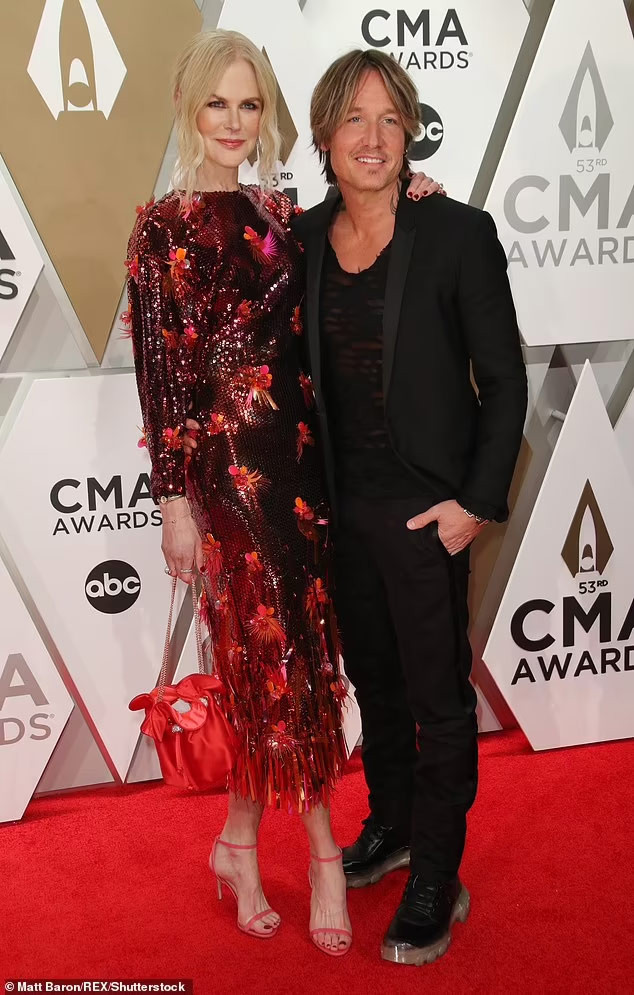 Vợ chồng Nicole Kidman có hai con gái chung Rose 16 tuổi và Faith 13 tuổi. Kidman còn có hai con gái riêng Isabella 30 tuổi và Connor 28 tuổi - là hai con cô nhận nuôi khi còn là vợ Tom Cruise.