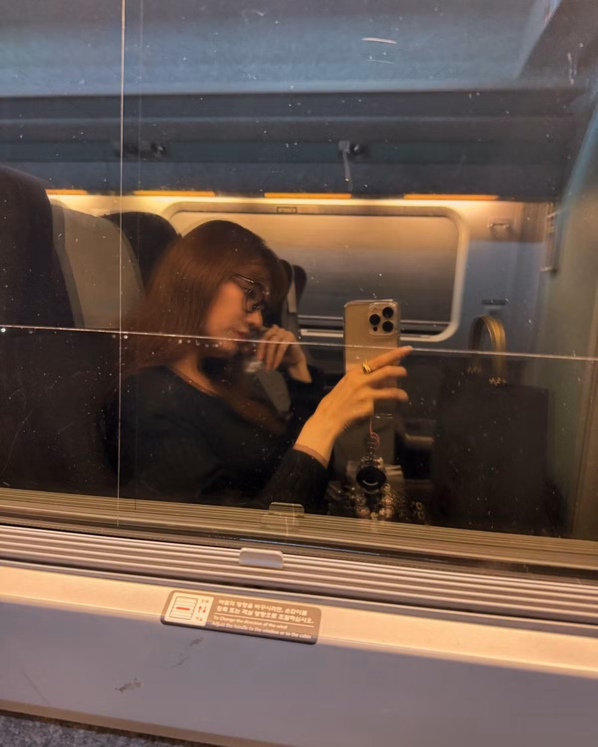 Hari Won bắt trend "cách chụp hình Gen Z". Ảnh: FB Hariwon