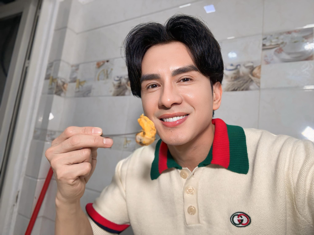 Không chỉ sở hữu giọng hát ngọt ngào, ca sĩ Đan Trường còn gây ấn tượng mạnh với ngoại hình điển trai. Ảnh: FB Dan Truong Pham
