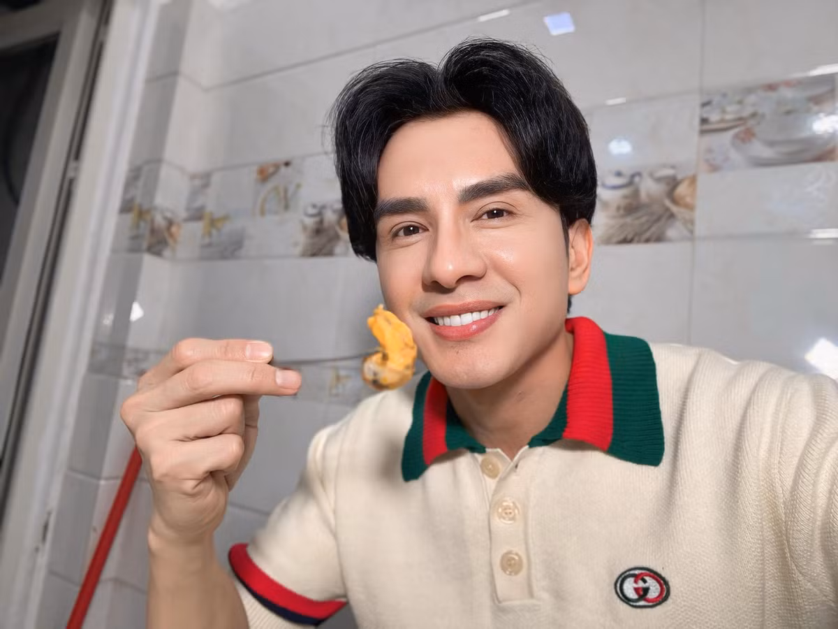 Không chỉ sở hữu giọng hát ngọt ngào, ca sĩ Đan Trường còn gây ấn tượng mạnh với ngoại hình điển trai. Ảnh: FB Dan Truong Pham