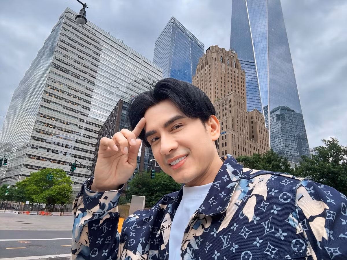 Nếu so hình ảnh "anh Bo" hiện tại với thời mới vào nghề, hiếm ai có thể nghĩ nam ca sĩ đã ở tuổi 48. Ảnh: FB Dan Truong Pham