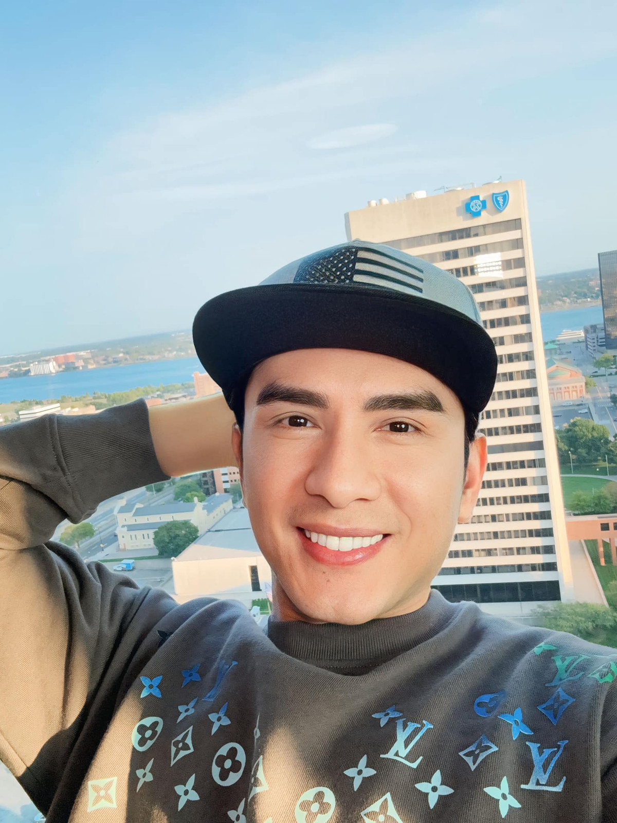 Chế độ ăn uống lành mạnh, tập luyện thể dục đều đặn và ngủ đủ giấc là những yếu tố quan trọng giúp anh giữ gìn vóc dáng, làn da. Ảnh: FB Dan Truong Pham