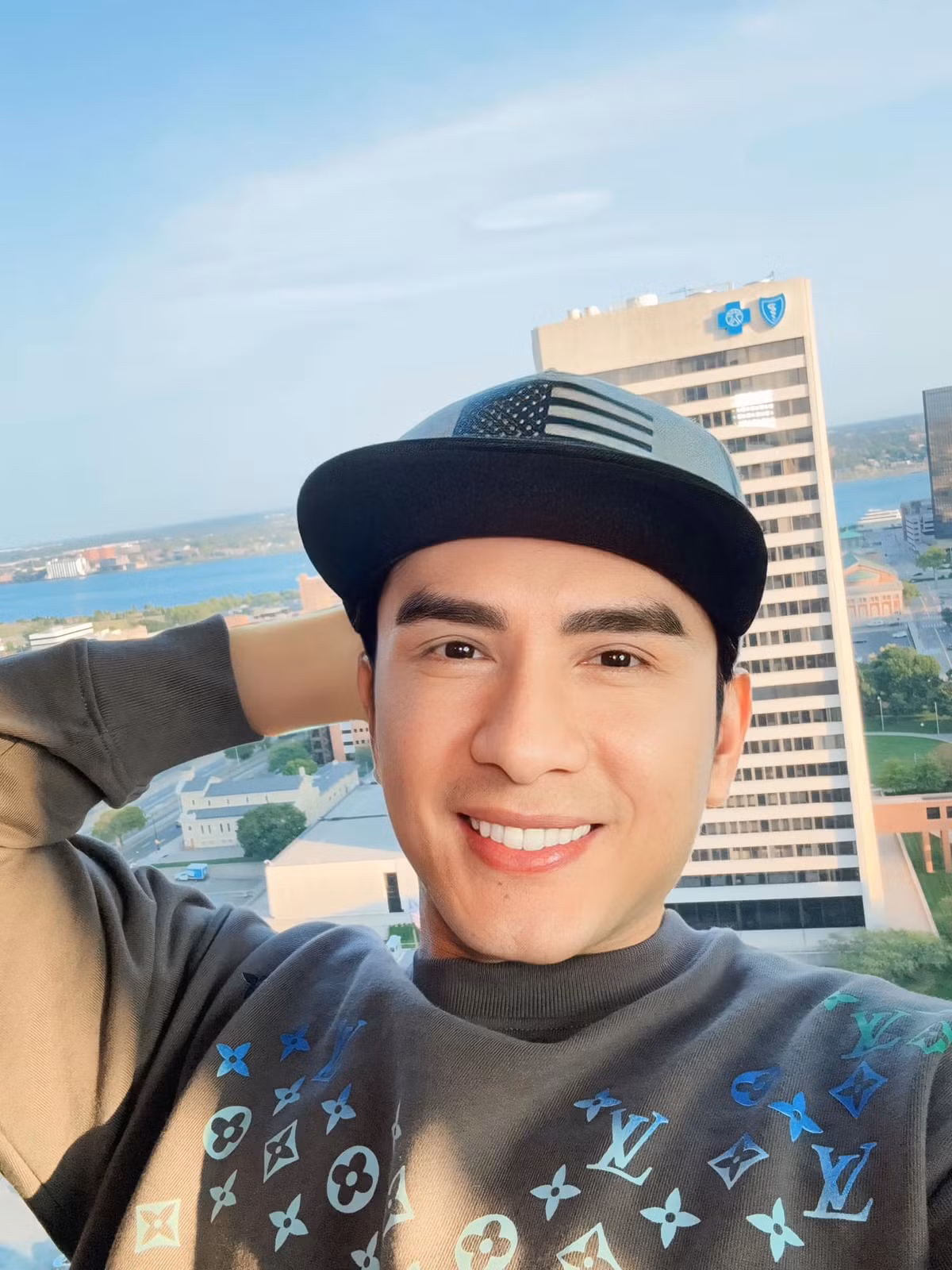 Chế độ ăn uống lành mạnh, tập luyện thể dục đều đặn và ngủ đủ giấc là những yếu tố quan trọng giúp anh giữ gìn vóc dáng, làn da. Ảnh: FB Dan Truong Pham