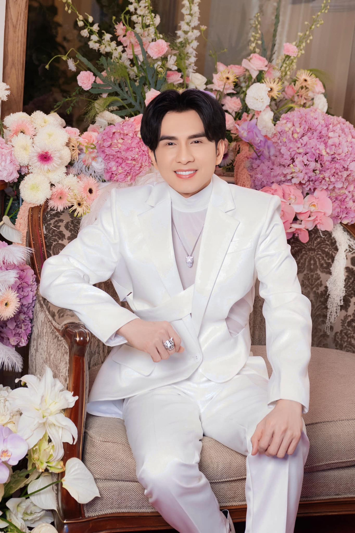 Nhiều người không khỏi ghen tỵ với vẻ đẹp không tuổi của anh. Ảnh: FB Dan Truong Pham