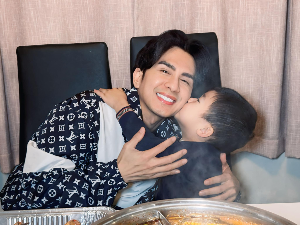 Điều đáng ngạc nhiên là, dù đã bước sang tuổi U50, Đan Trường vẫn giữ được nét tươi trẻ, bảnh bao. Ảnh: FB Dan Truong Pham