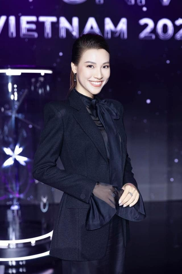 Á hậu Hoàng Oanh giữ vai trò MC trên sân khấu Miss Universe Vietnam 2024. Ảnh: FB Vu Ngoc Hoang Oanh