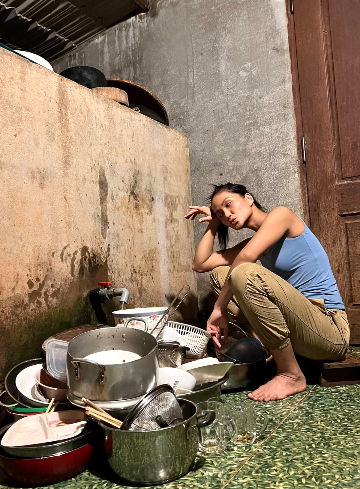 H'hen Niê với đống bát phải rửa cuối ngày nghỉ lễ, cô chia sẻ: "Cuối ngày mùng 2/9 của em Hen nè, các chị em thì sao nào?". Ảnh: FB H'Hen Niê