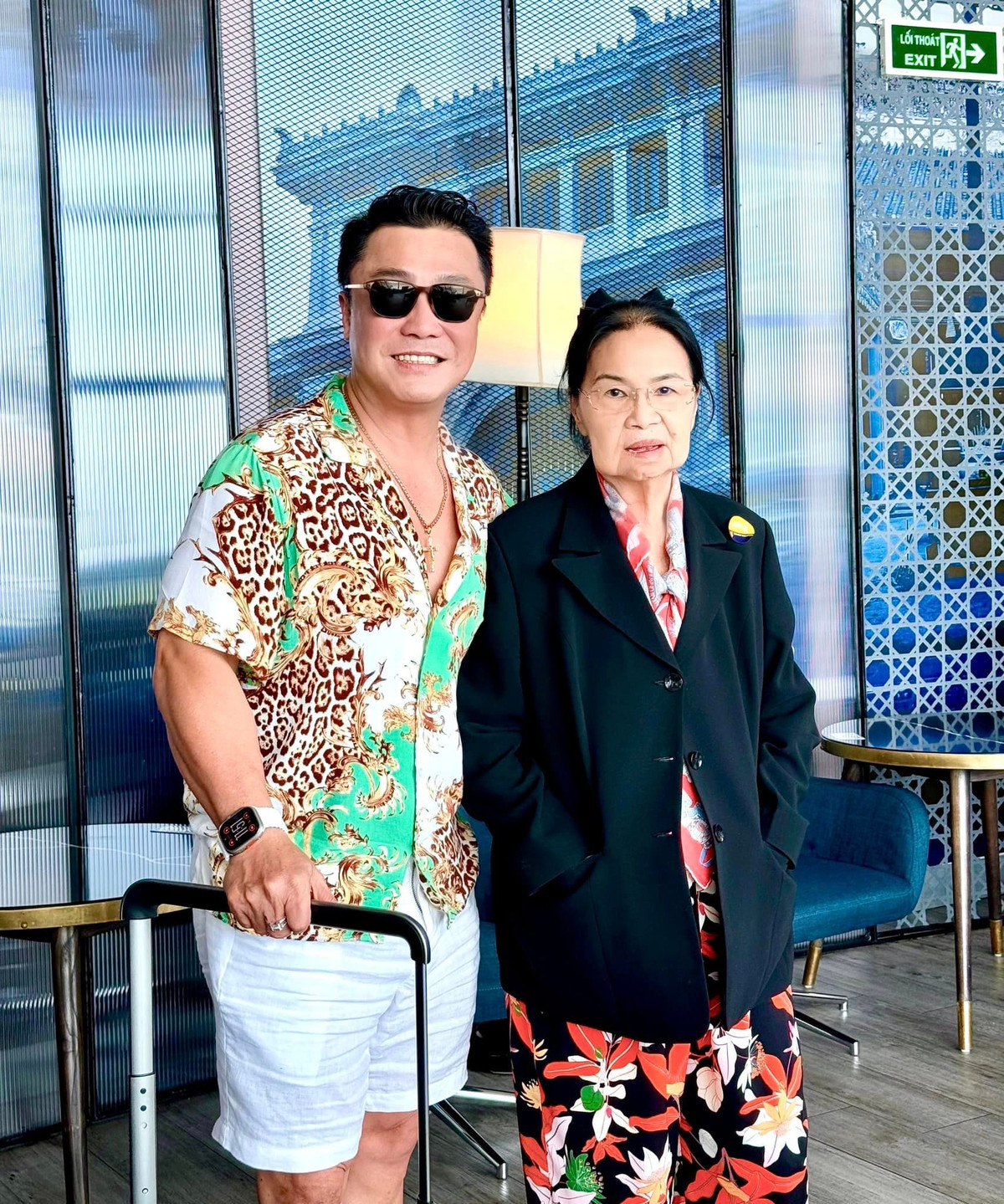 Lý Hùng đưa mẹ và gia đình đi chơi lễ 2/9. Ảnh: FB Lý Hùng