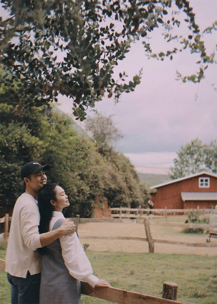 Tuy nhiên khi biết Thùy Linh hơn mình 5 tuổi, Đức Hiếu đã chuyển sang gọi cô là chị nhưng vẫn nhất quyết "bám mục tiêu". Hai người bắt đầu hẹn hò từ năm 2015.