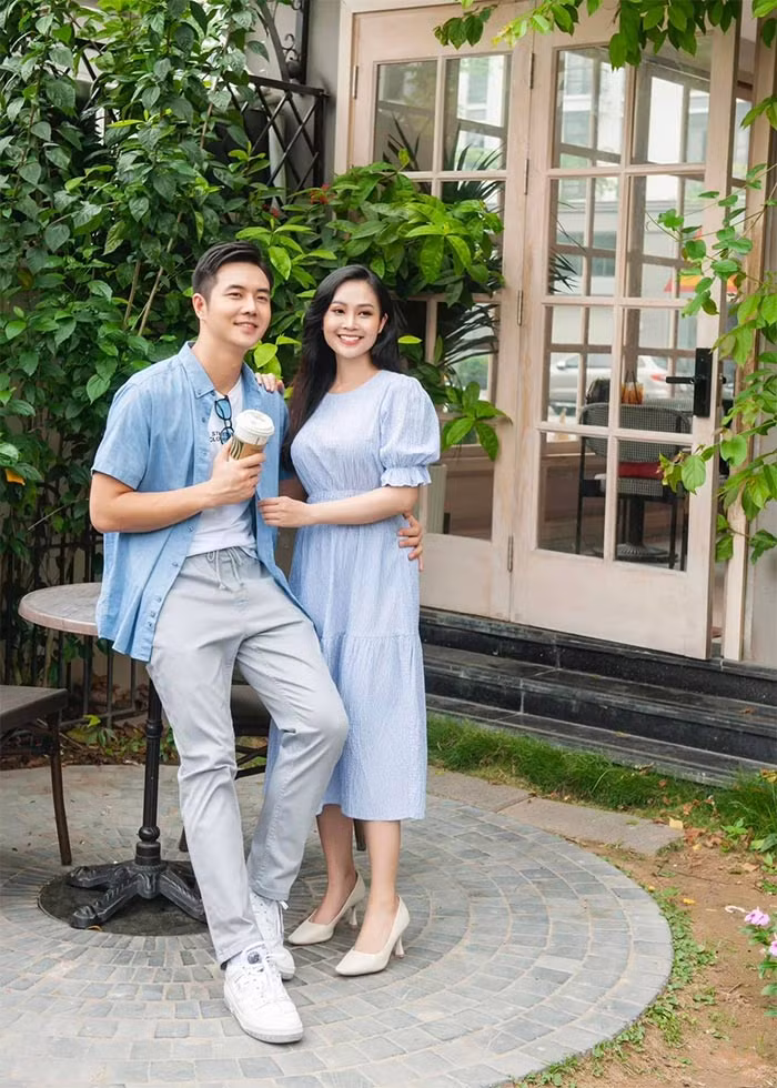 Theo Thùy Linh, Đức Hiếu là người chồng luôn thấu hiểu, nhường nhịn và giúp vợ cả những công việc như nội trợ, dọn dẹp nhà cửa, rửa bát.