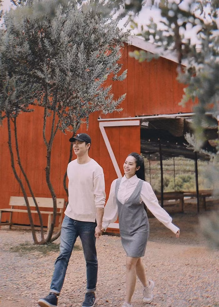 Sau 5 năm yêu nhau, đầu năm 2021, Đức Hiếu và Thùy Linh tổ chức đám cưới. Mặc dù kém vợ 5 tuổi nhưng trong mắt Thùy Linh, Đức Hiếu là người chồng chững chạc, chín chắn và rất yêu chiều vợ.