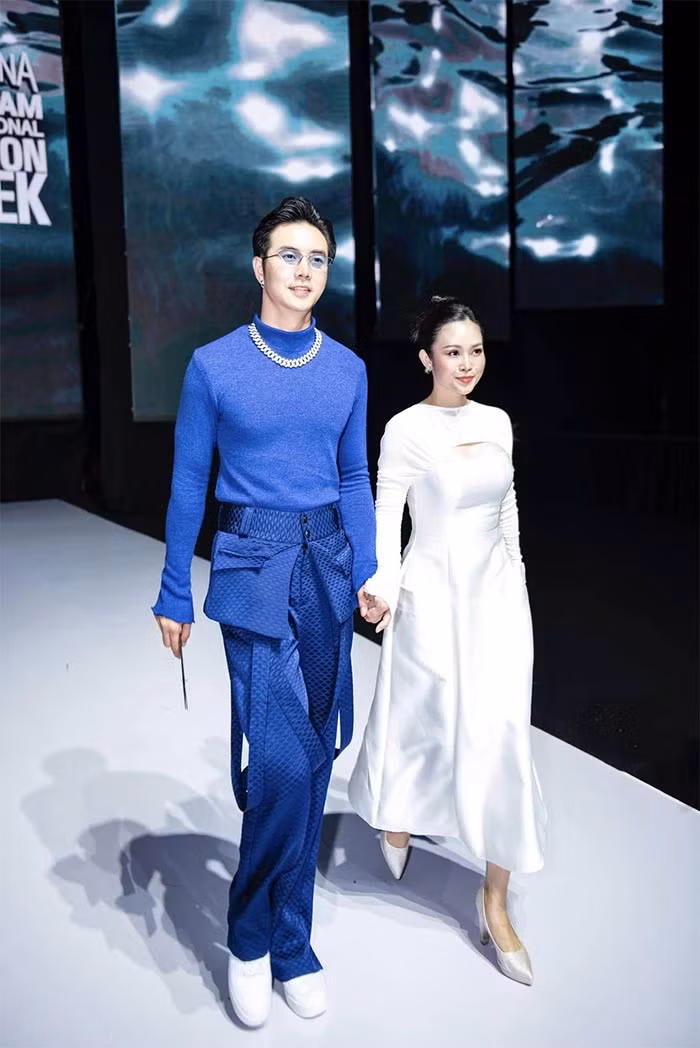 Nữ MC sinh năm 1987 còn khiến cư dân mạng ghen tị khi khoe được chồng chăm sóc chu đáo lúc ốm. "Vợ ơi, cơm anh nấu rồi. Canh khi nào em ăn đun lại cho hành vào ăn cho ngon nhé. Trứng luộc chín rồi, anh để ở bếp cho nóng. Về em ăn thêm sườn sụn nhé", Thùy Linh khoe tin nhắn chồng gửi cho mình.