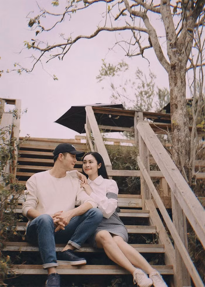 "11/1/2021 - 11/1/2024. Kỷ niệm ngày cưới của Mèo Khỉ. Năm nay vào đúng ngày đầu tháng cuối năm, hoà vào không khí người người nhà nhà chúc nhau những điều tốt đẹp. Vợ chồng em cũng xin đặc biệt chúc nhau tiếp tục tin tưởng, thấu hiểu, yêu thương, biết cách giải toả muộn phiền, cùng tận hưởng cuộc sống để đón những bình yên dịu dàng. Chúng em vẫn duy trì thói quen nói lời cảm ơn và yêu nhau mỗi ngày, sẽ thêm nhiều ngày nữa", MC Thùy Linh viết trên trang cá nhân.