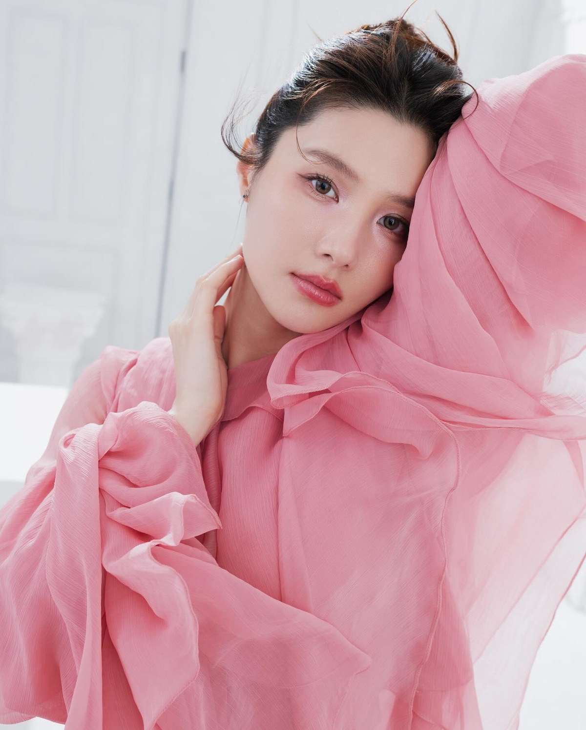  Tin tức sao Việt 10/8: Diễm My 9x tung bộ ảnh mới lấy cảm hứng từ những búp sen. Ảnh: FB Diem My