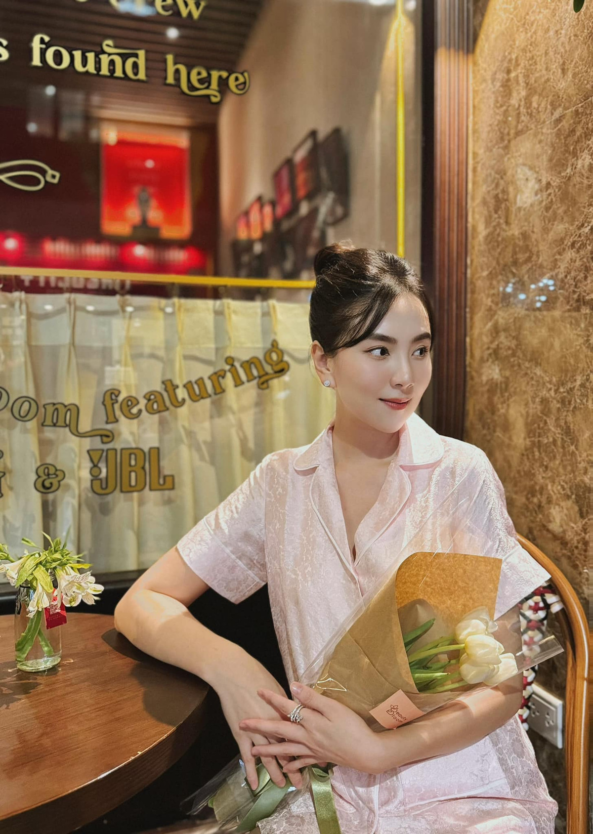 Chỉ diện bộ đồ lụa đơn giản nhưng nhan sắc nữ MC Mai Ngọc vẫn đầy sức hút. Ảnh: FB Mai Ngọc