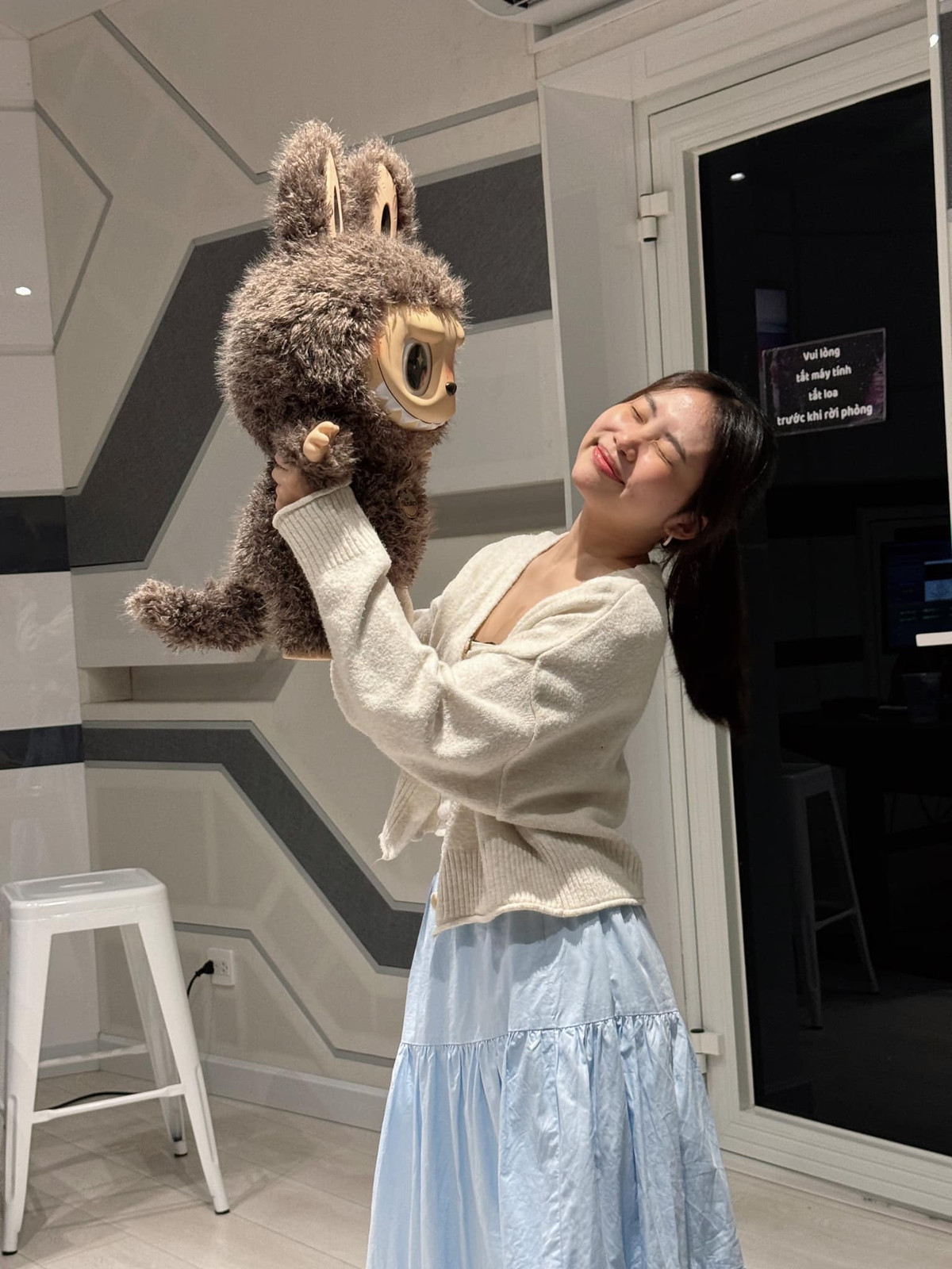 Phương Mỹ Chi nhắng nhít cùng thú cưng nhồi bông. Ảnh: FB Phương Mỹ Chi