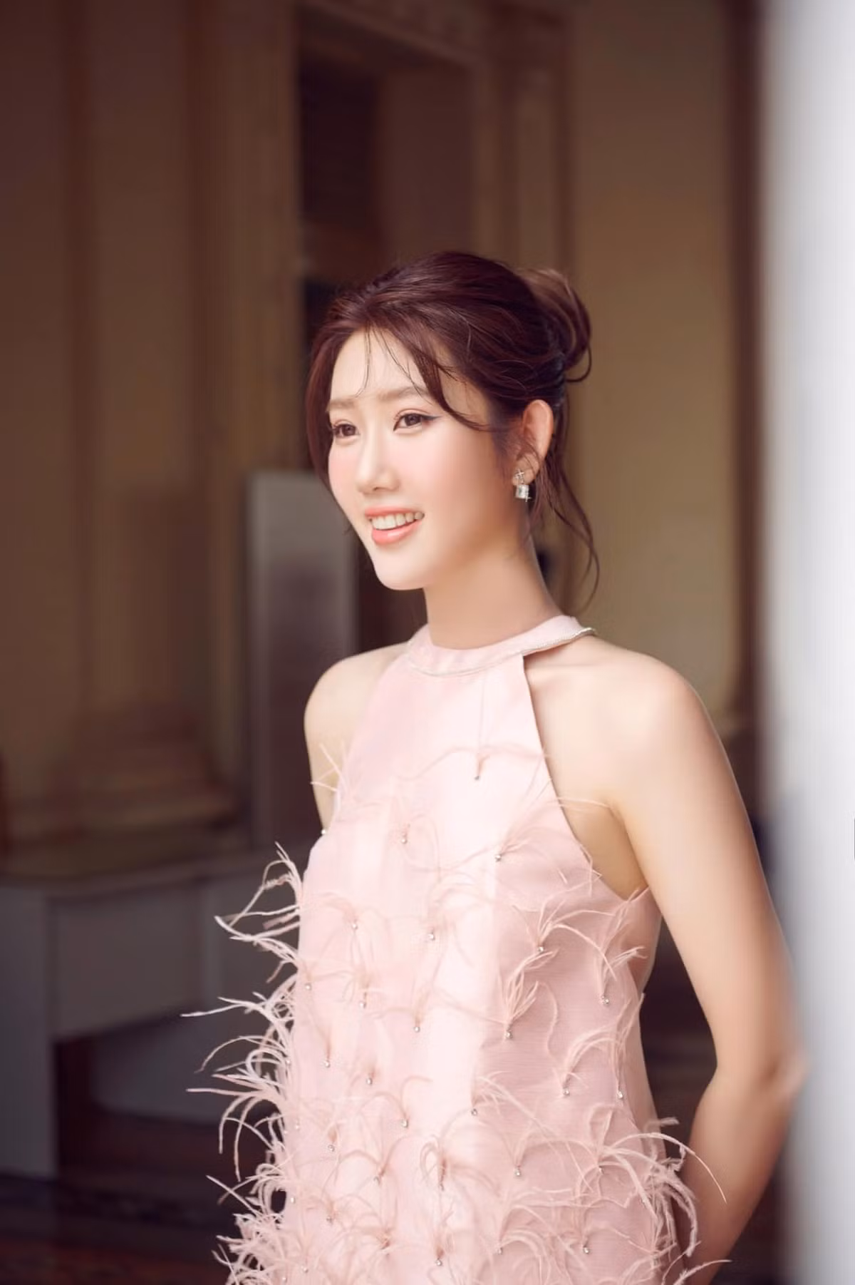 Thúy Ngân động viên bản thân: "Dù ngoài trời có mưa giông, chỉ cần trong lòng đủ nắng hạ thì mọi thứ sẽ tươi sáng!". Ảnh: FB Lê Huỳnh Thuý Ngân