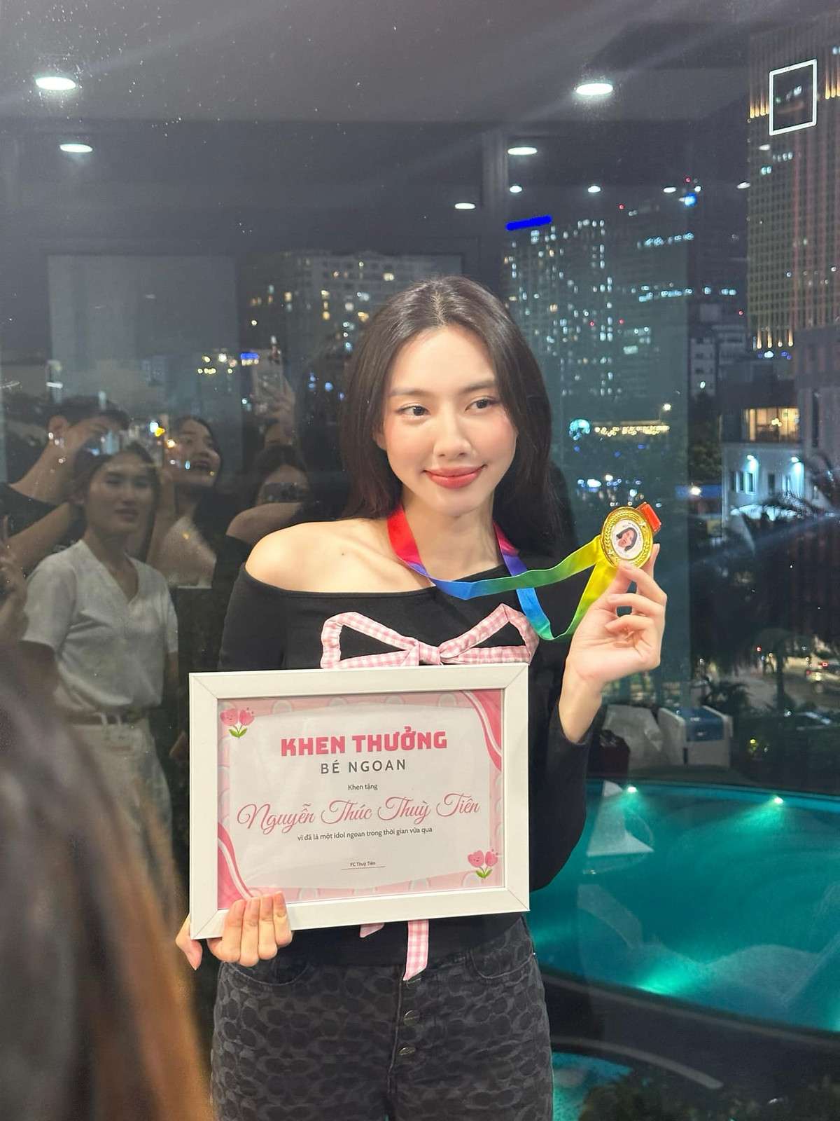 Hoa hậu Thùy Tiên được người hâm mộ tặng chứng nhận "bé ngoan". Ảnh: FB Nguyễn Thúc Thùy Tiên