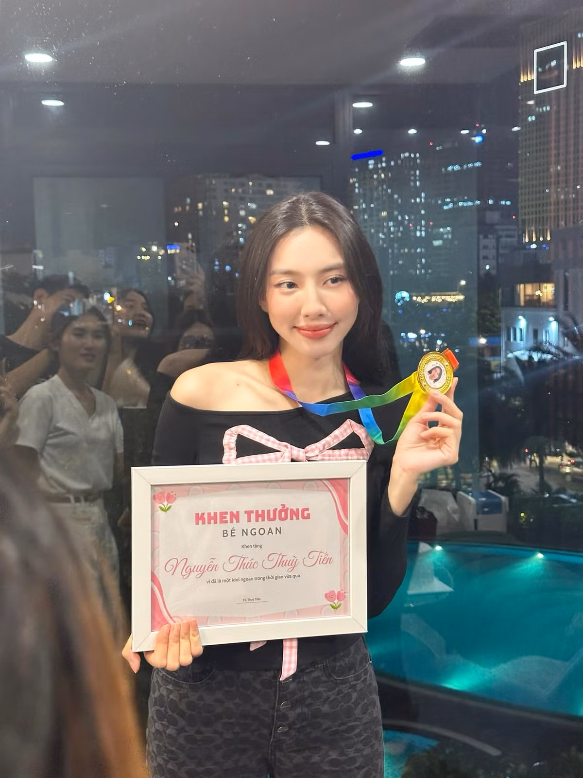 Hoa hậu Thùy Tiên được người hâm mộ tặng chứng nhận "bé ngoan". Ảnh: FB Nguyễn Thúc Thùy Tiên