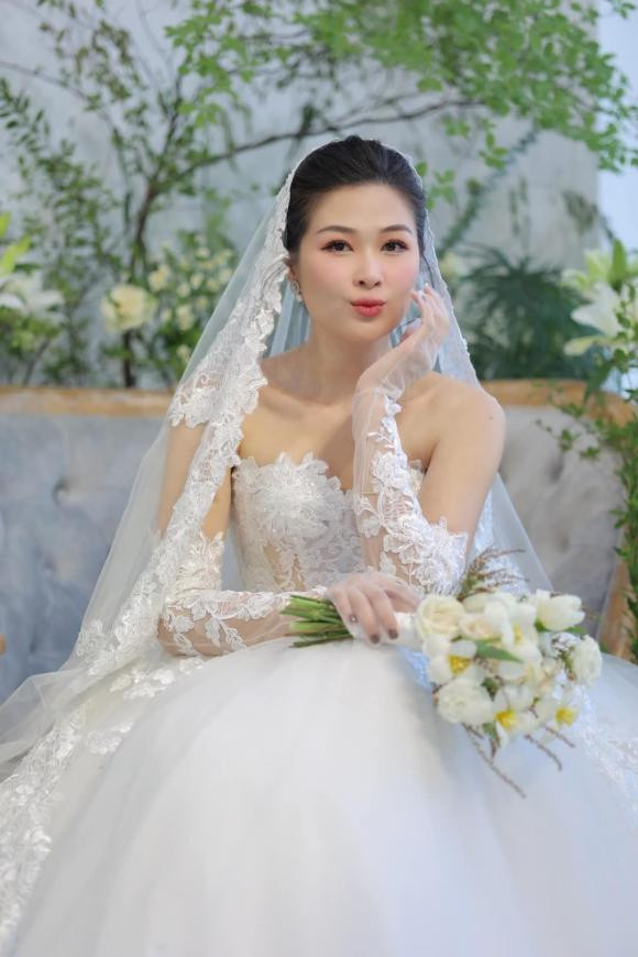 Mạc Anh Thư đăng ảnh diện váy cưới.