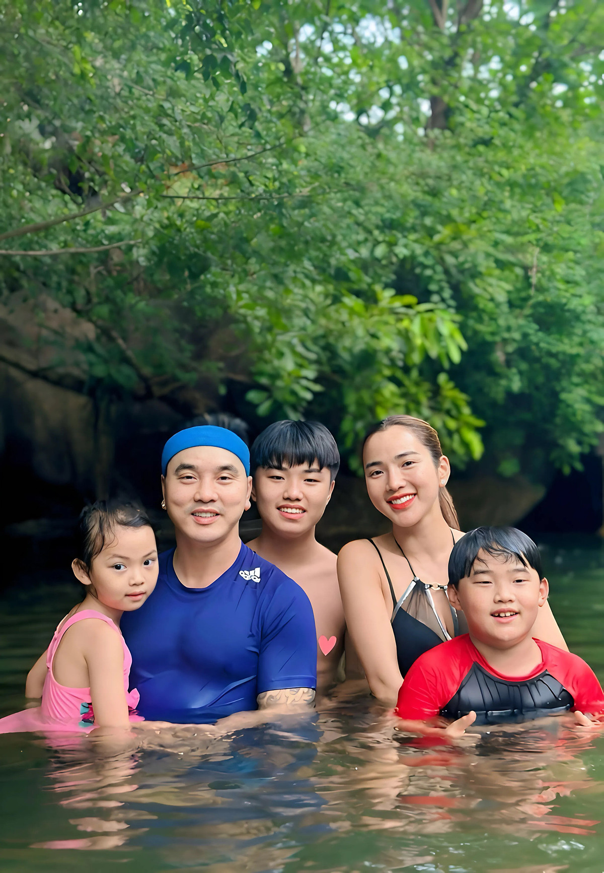 Vợ chồng Ưng Hoàng Phúc - Kim Cương đưa các con du lịch trải nghiệm thiên nhiên dịp hè. Ảnh: FBNV