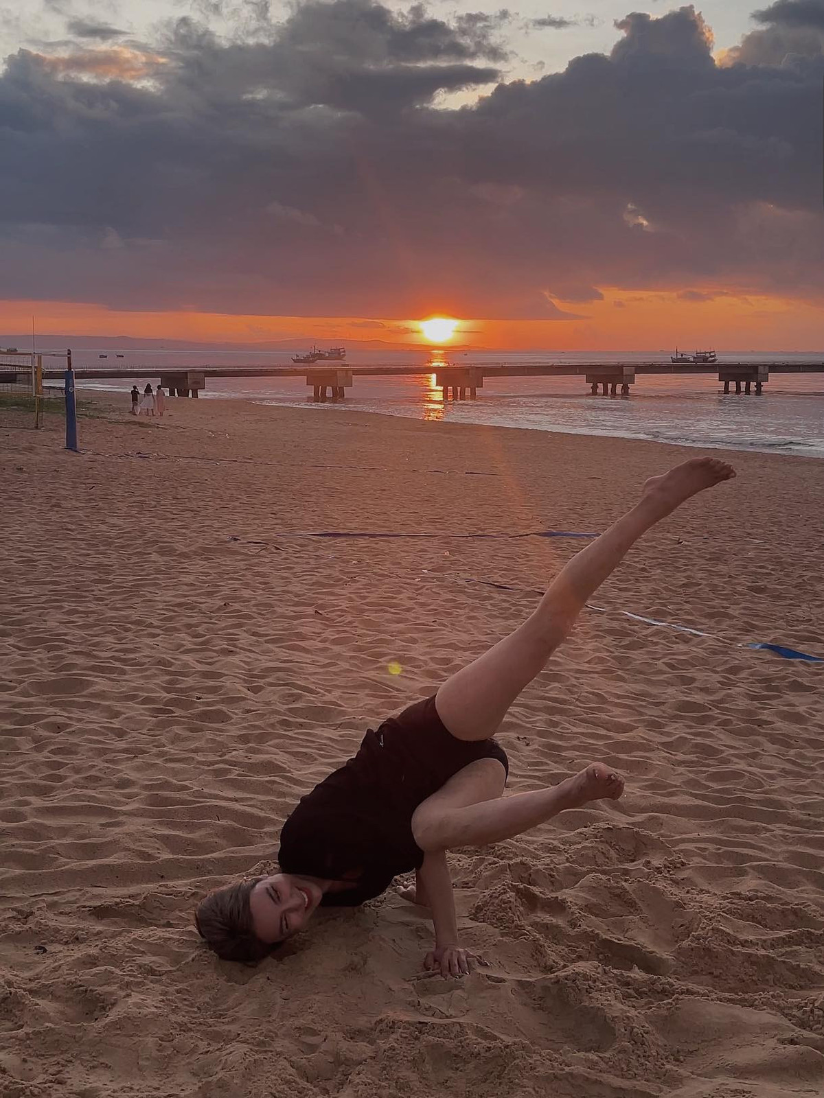 Diệp Lâm Anh tạo dáng tinh nghịch trên bờ biển. Ảnh: FBNV