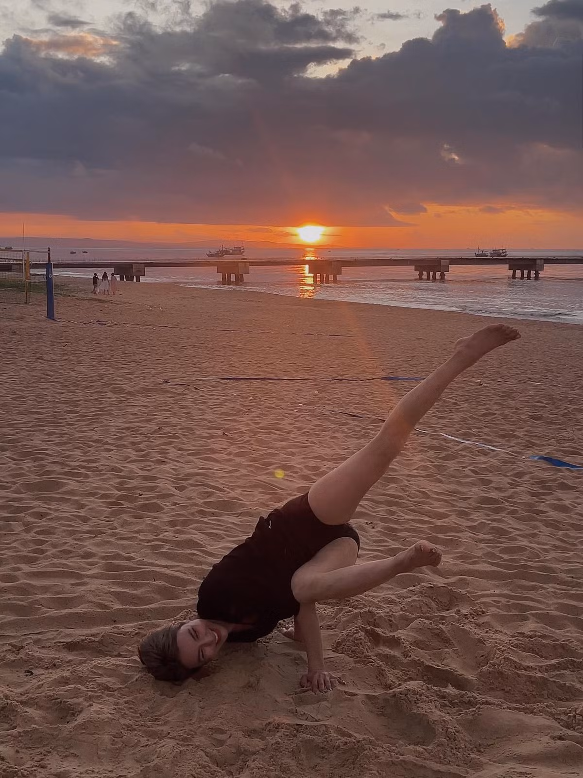 Diệp Lâm Anh tạo dáng tinh nghịch trên bờ biển. Ảnh: FBNV