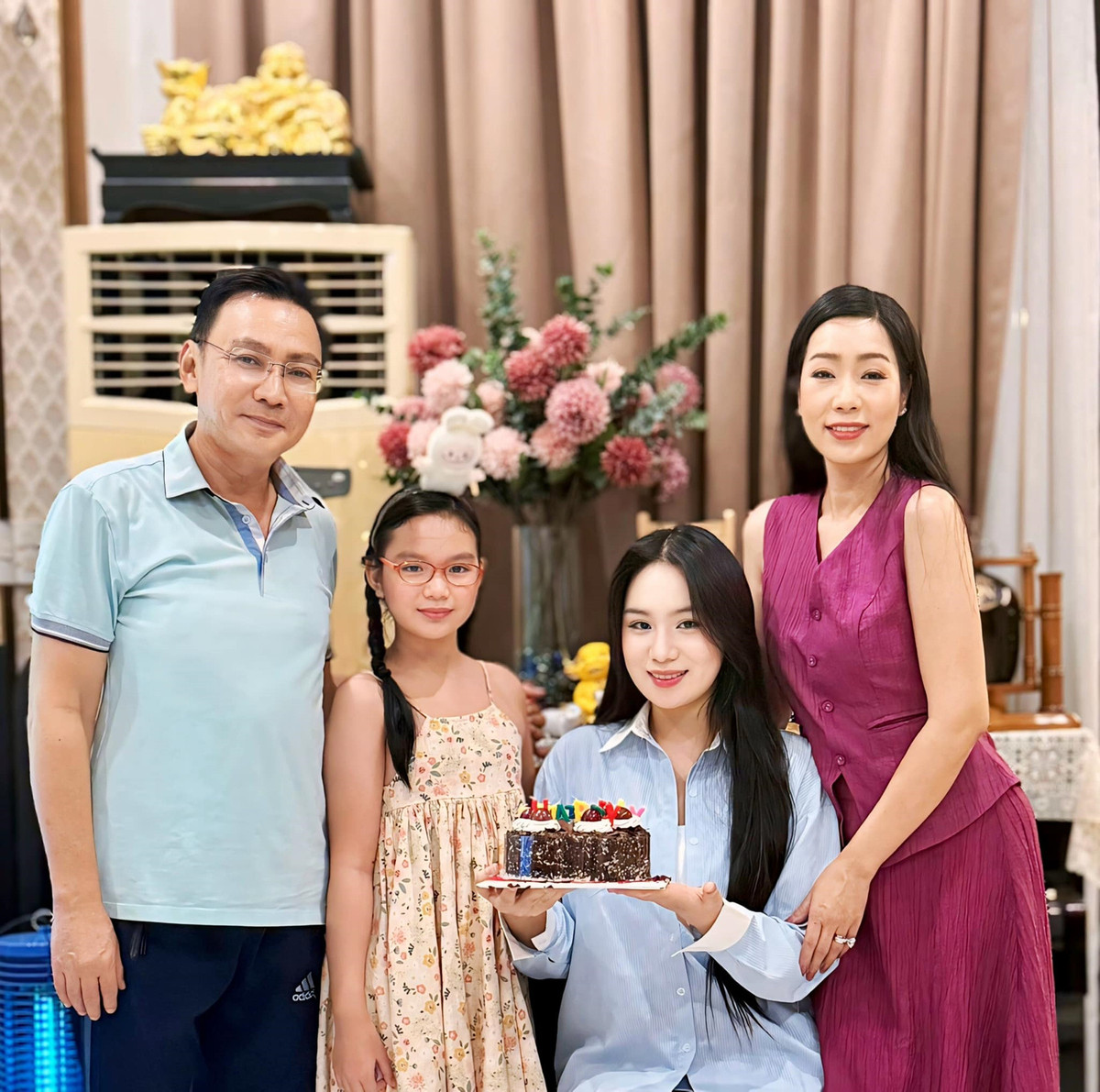 Gia đình NSND Trịnh Kim Chi tề tựu mừng sinh nhật con gái.