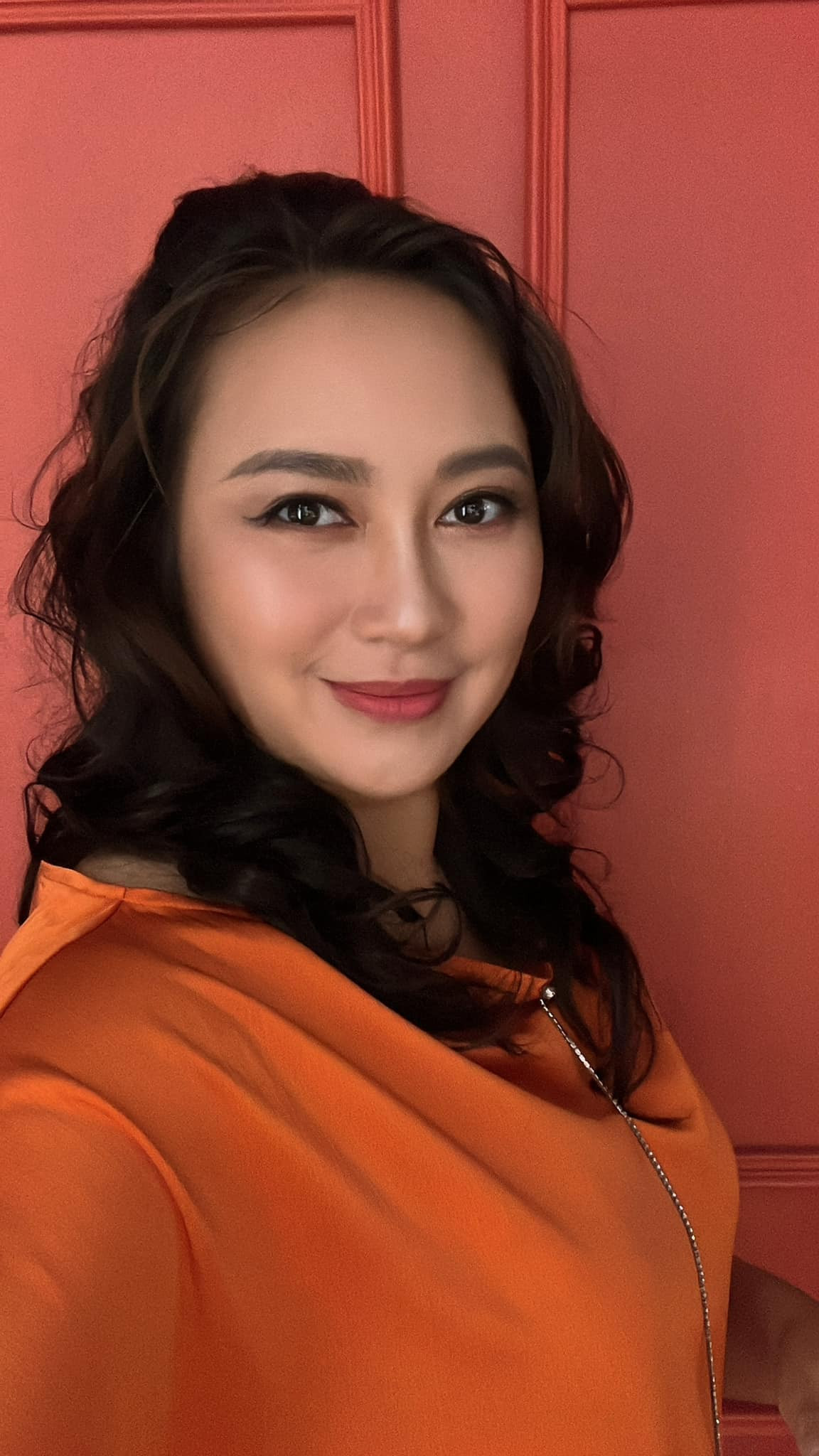 Ca sĩ Khánh Linh tự xưng "Linh mắt to", gọi chồng là "Tùng tóc dài".