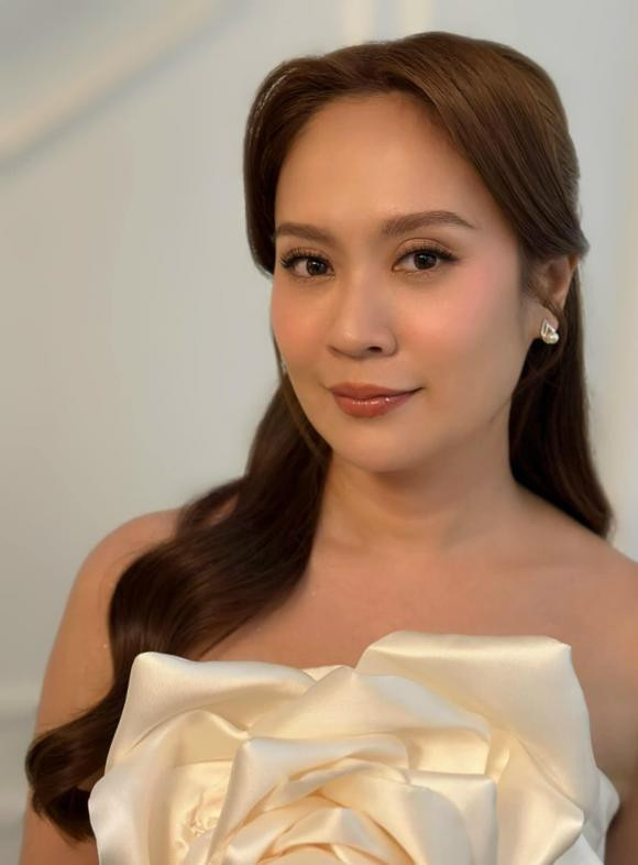 Thanh Thúy trang điểm kỹ càng để đi dự tiệc cưới Midu.