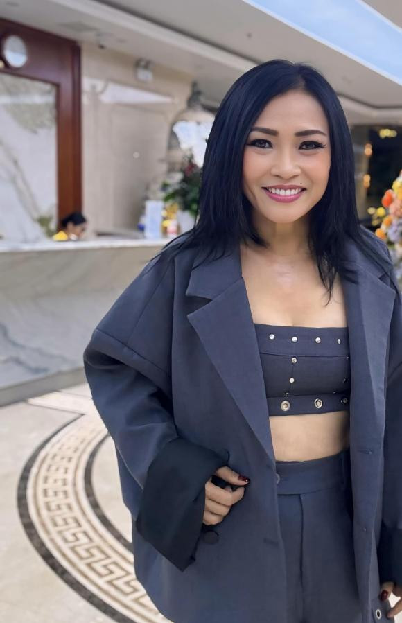 Outfit tươi trẻ của ca sĩ Phương Thanh khi chạy show.
