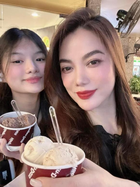 Nhà sản xuất, diễn viên Trương Ngọc Ánh ăn kem cùng con.