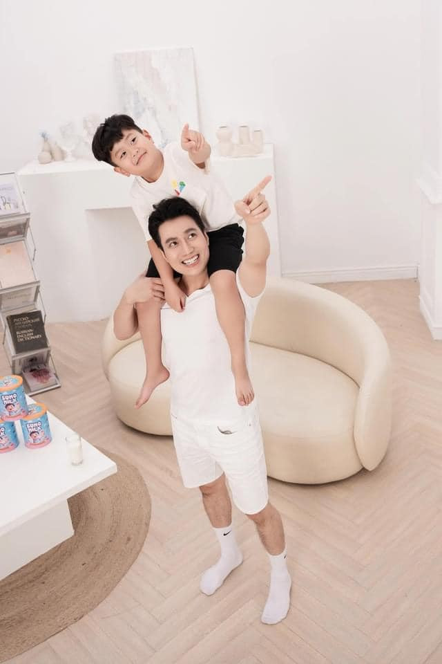 Nam diễn viên Việt Anh cho con trai nhỏ "lên sóng". Ảnh: FB Nguyen Le Viet Anh