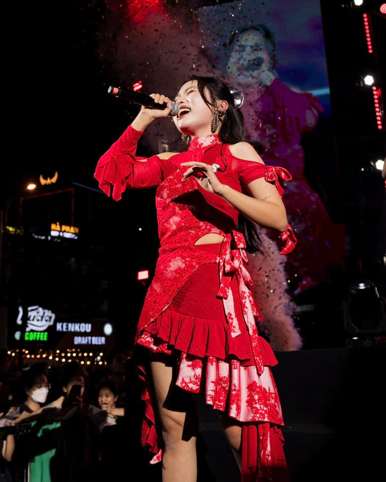 Phương Mỹ Chi biểu diễn cực cháy trên sân khấu ở Đà Nẵng. Ảnh: FB Phương Mỹ Chi