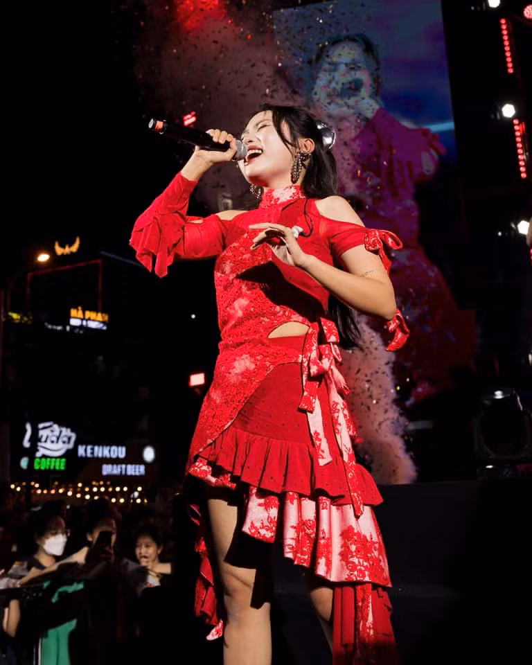 Phương Mỹ Chi biểu diễn cực cháy trên sân khấu ở Đà Nẵng. Ảnh: FB Phương Mỹ Chi