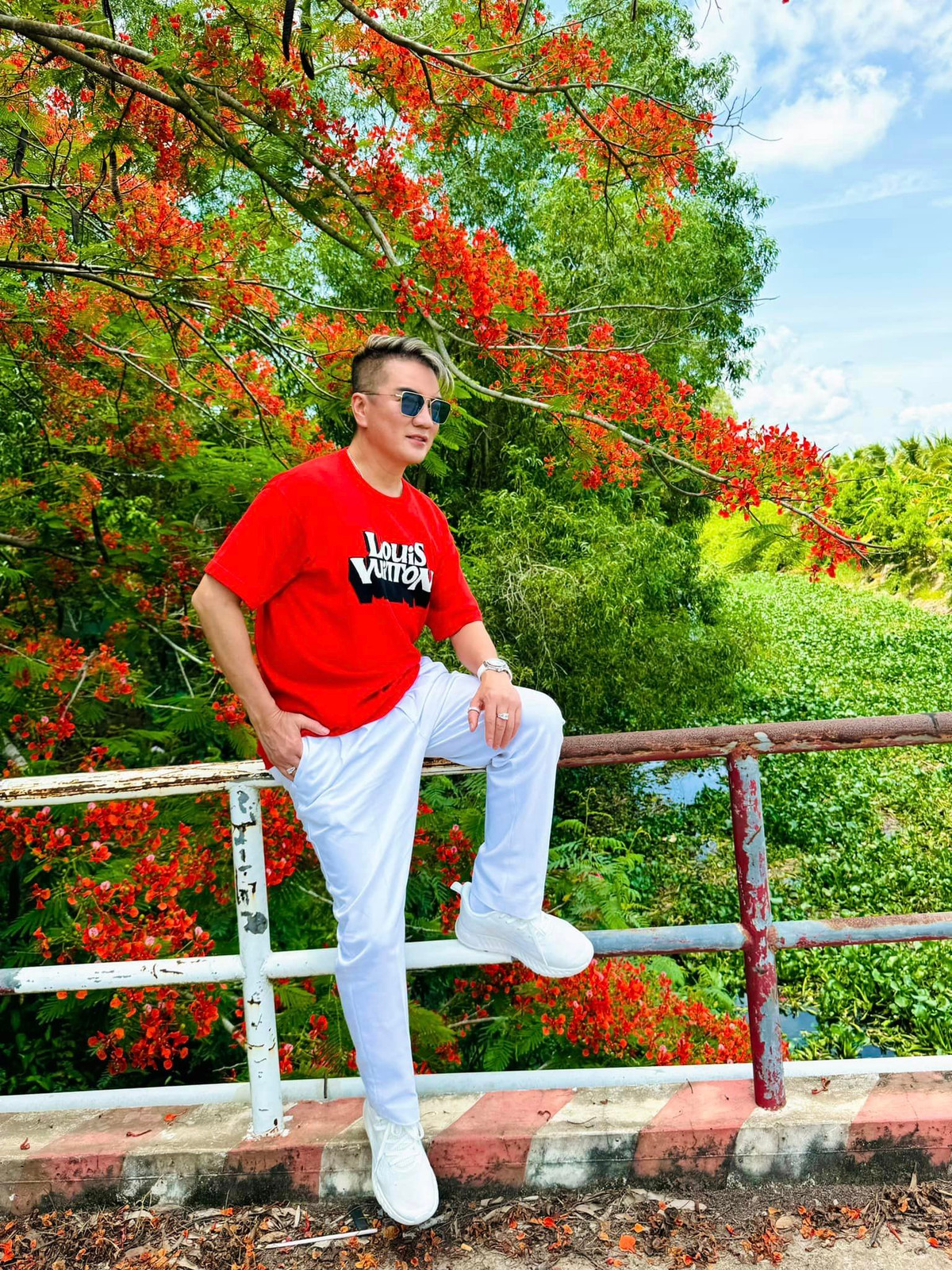 Trong bộ ảnh "ông hoàng nhạc Việt" diện trang phục đơn giản, trẻ trung với áo thun đỏ, quần trắng. Nụ cười rạng rỡ cùng gương mặt đầy biểu cảm của anh đã thu hút mọi ánh nhìn.