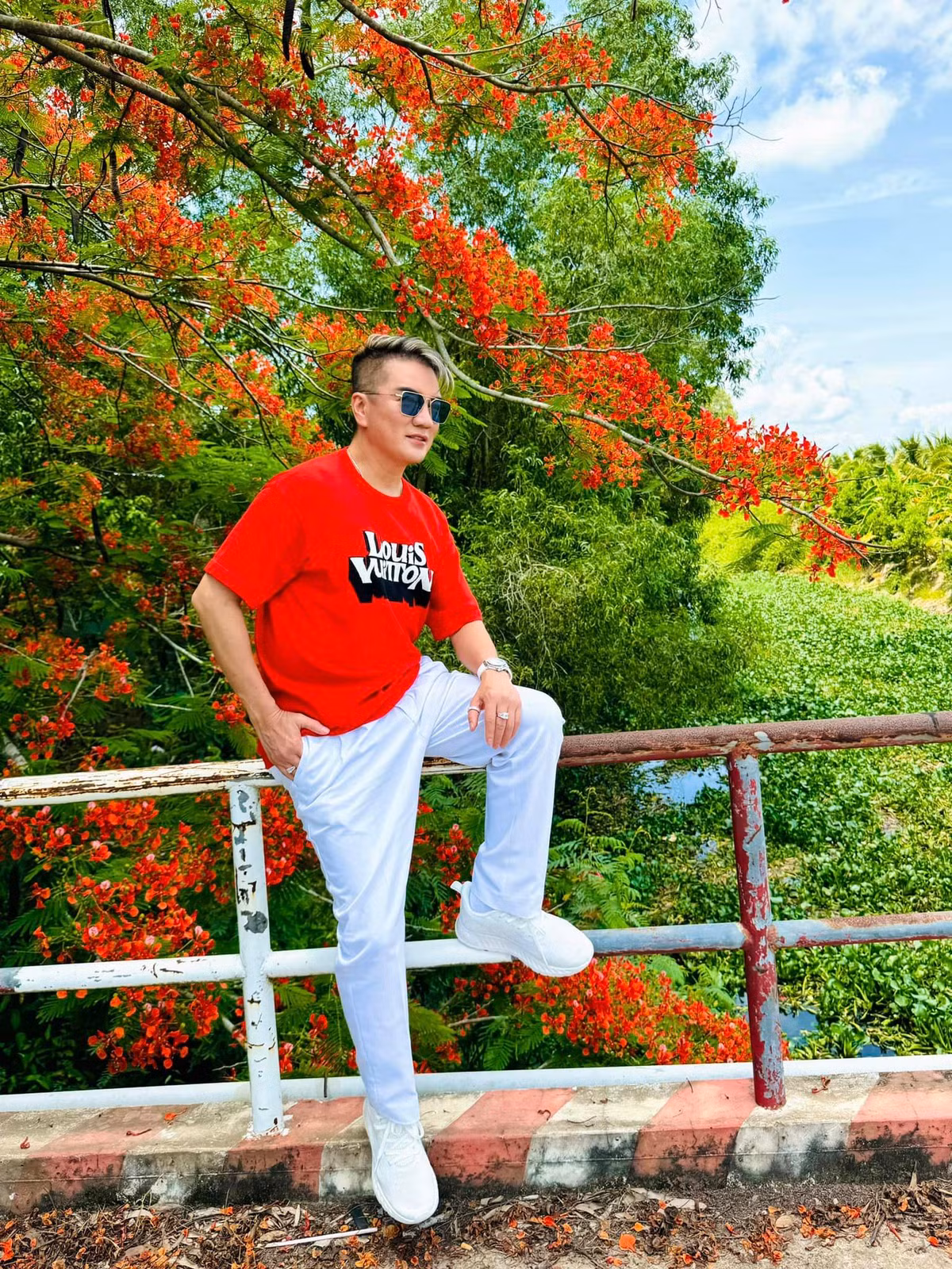 Trong bộ ảnh "ông hoàng nhạc Việt" diện trang phục đơn giản, trẻ trung với áo thun đỏ, quần trắng. Nụ cười rạng rỡ cùng gương mặt đầy biểu cảm của anh đã thu hút mọi ánh nhìn.