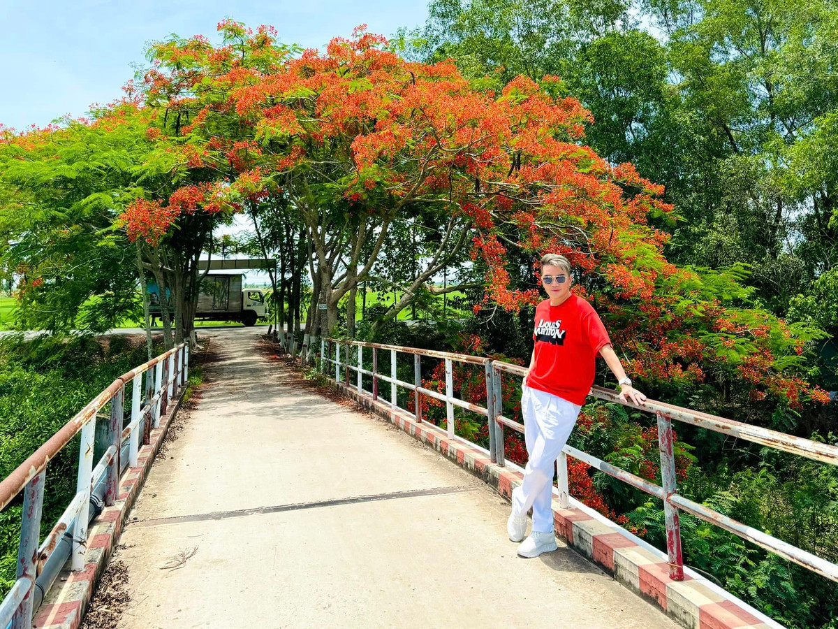 Trong showbiz, Đàm Vĩnh Hưng được biết tới với danh xưng "ông hoàng nhạc Việt". Ngoài giọng hát nội lực, Mr. Đàm luôn chăm chút đến ngoại hình khi xuất hiện trước công chúng.