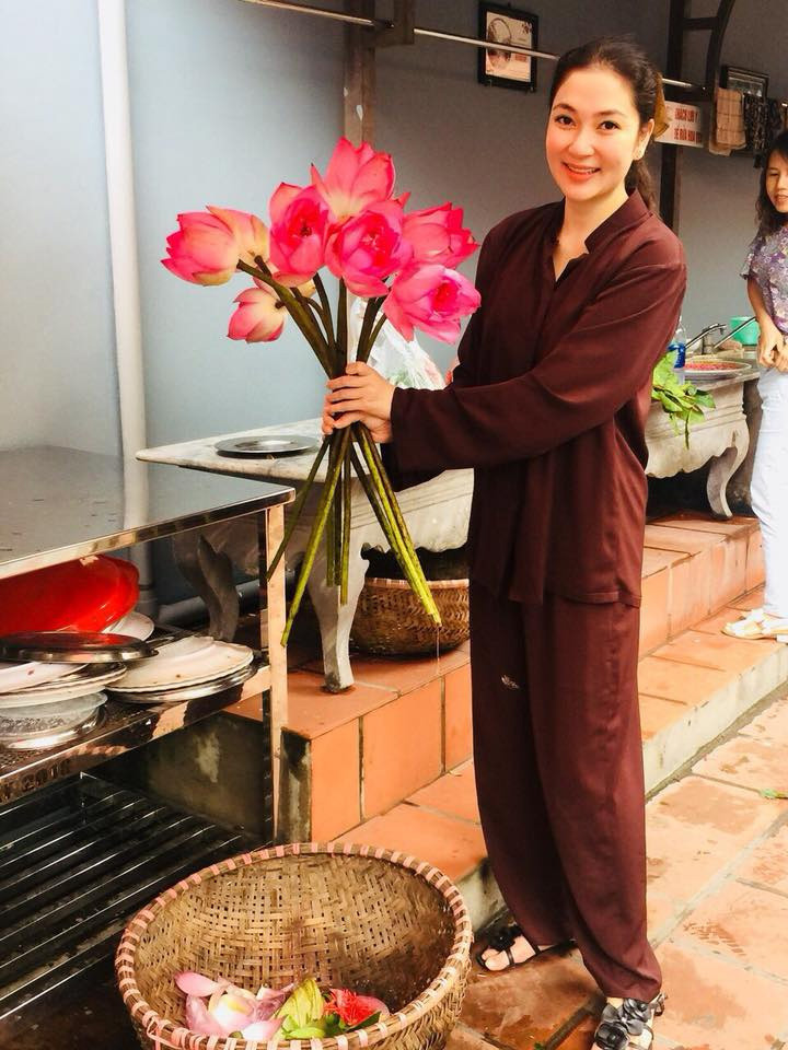 Đời thường, Nguyễn Thị Huyền giản dị nhưng vẫn rất thu hút nhờ vóc dáng, thần thái hoa hậu. (Ảnh: FBNV)