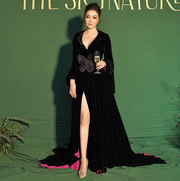 Năm 2007, khi đang học năm thứ hai đại học chuyên ngành báo chí ở Anh, cô đã bí mật đăng ký kết hôn và tổ chức đám cưới với Tống Ngọc Trung, sinh năm 1978, cũng là một người Hải Phòng đang du học tại Anh.