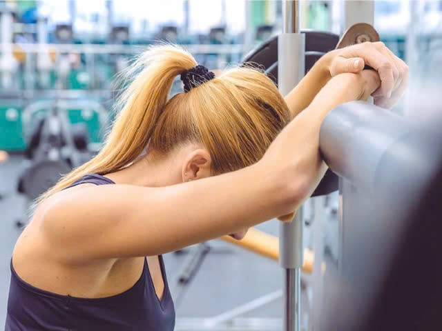  Vận động quá sức sẽ làm cho bạn mệt mỏi và mất đi ham muốn, lại không có thời gian chăm sóc bạn đời. Vận động nhiều sẽ tiêu hao nhiều lượng mỡ trong cơ thể. Khi lượng mỡ ngày càng giảm đến mức không còn mỡ thừa thì hormon nữ trong cơ thể sẽ ít và như vậy ham muốn tình dục sẽ nhạt dần. Vì vậy những phụ nữ cật lực vận động để giảm cân thường có trục trặc trong chuyện chăn gối. Ảnh minh họa