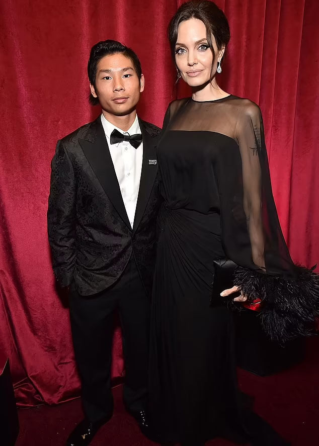 Từ một cậu bé nhút nhát khi còn sống trong trại trẻ mồ côi, Pax Thien càng lớn càng rắn rỏi, là trợ thủ đắc lực của mẹ trong công việc và cuộc sống. (Ảnh: Getty Images)