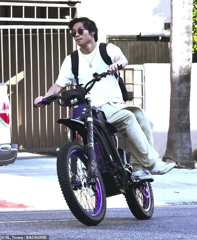 Ở tuổi 20, Pax Thien bị đánh giá là ngày càng nổi loạn, điển hình là mới đây cậu chạy xe máy điện địa hình, không đội mũ bảo hiểm và đâm vào ô tô. Vụ tai nạn khiến Pax Thien bị xuất huyết não nhẹ. (Ảnh: Backgrid)