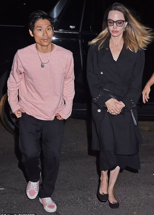 Pax Thien đã tốt nghiệp trung học năm 2021, nhưng trong lễ tốt nghiệp, cậu đã không xuất hiện vì không muốn trở thành tâm điểm của cánh săn ảnh. (Ảnh: Backgrid)