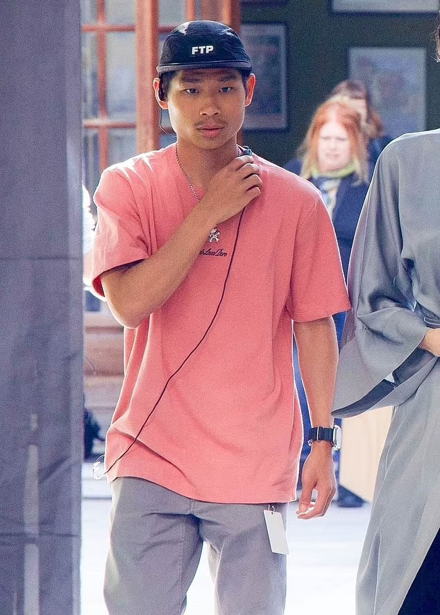 Với bố Brad Pitt, Pax Thien dường như không còn giữ mối quan hệ kể từ nhiều năm nay sau khi bố mẹ chia tay. Cậu bị cho là từng chỉ trích cha nuôi rất nặng nề trên mạng xã hội. (Ảnh: Backgrid)