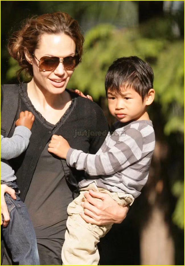 Pax Thien (Nguyễn Quang Sáng) được Angelia Jolie nhận nuôi vào năm 2006 khi cậu bé mới tròn 3 tuổi và khi đó đang sống trong một trại trẻ mồ côi ở Việt Nam. (Ảnh: JustJared)