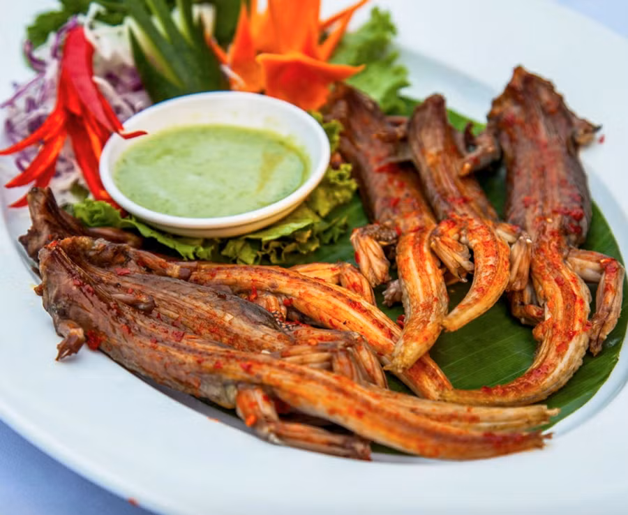 Ngoài chả dông, loài dông cát còn được đem chế biến thành món dông nướng muối ớt. Người ta thường chọn những con có kích thước lớn và hơi “mập mạp”. Món dông nước muối ớt có thể được ăn kèm bánh tráng nướng, bánh tráng cuốn, bún, rau sống và chấm cùng chút mắm me chua ngọt.