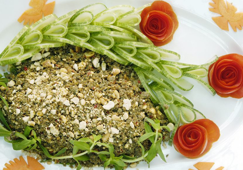 Nếu có “thịt cầy 7 món” thì dông cát ở Bình Thuận cũng có “thịt dông 7 món”. Thịt dông thường được các đầu bếp ở Bình Thuận chế biến thành 7 món rất sành điệu. Đó là gỏi dông, chả dông, dông nướng, dông rôti, dông hấp, dông nấu dưa hồng và cháo dông.