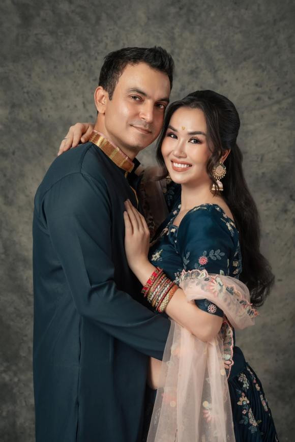 Võ Hạ Trâm mừng tuổi mới: "Chúc mừng sinh thần 2 người trong hình, mong 1 tuổi mới chúng ta sẽ gặt hái được nhiều thành tựu mới, trước mắt là cái “ thành tựu” trong bụng đang chờ ngày bung lụa rùi".