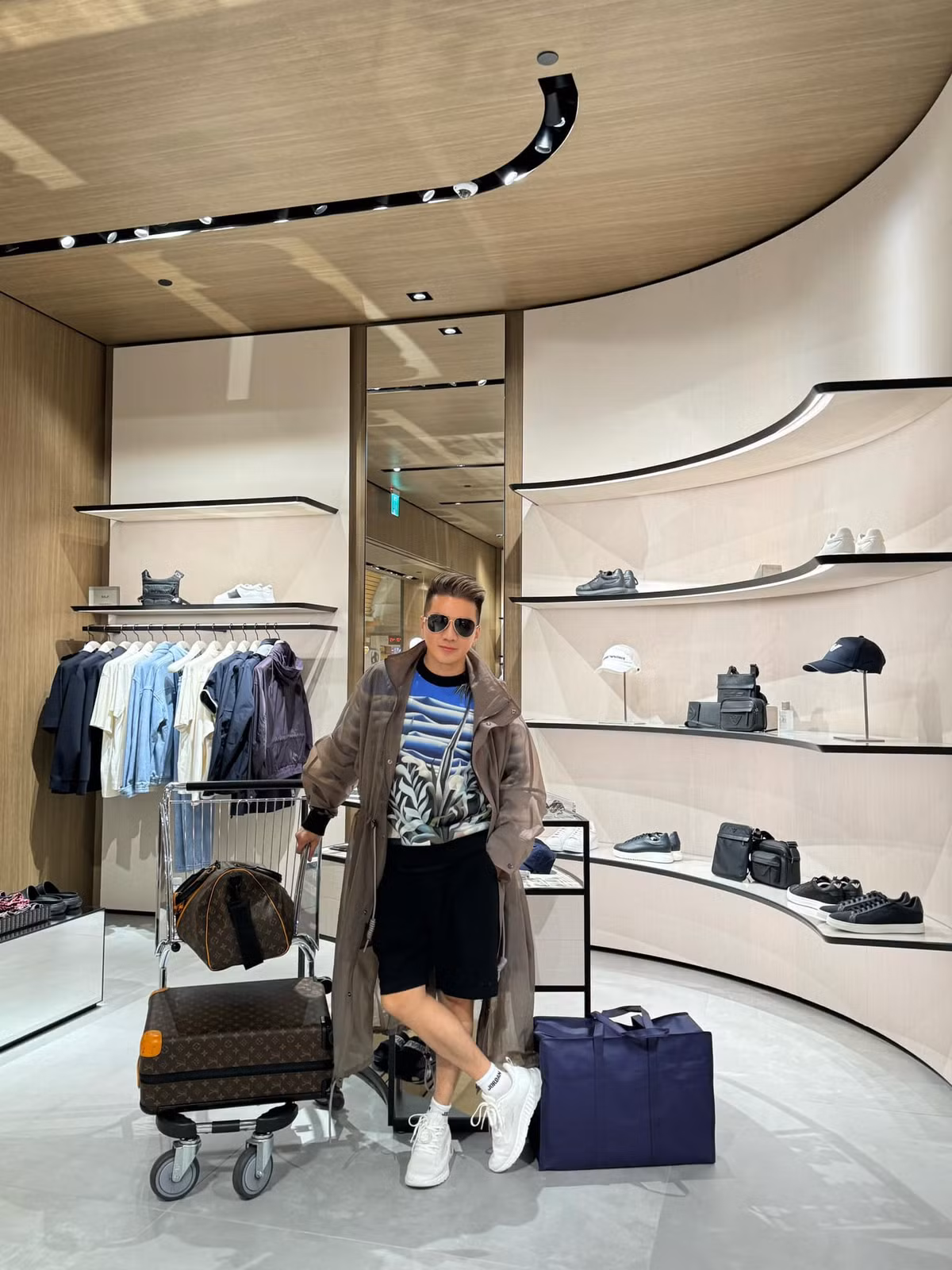 Dam Vinh Hung bi ket o san bay, Thanh Hang goi cam